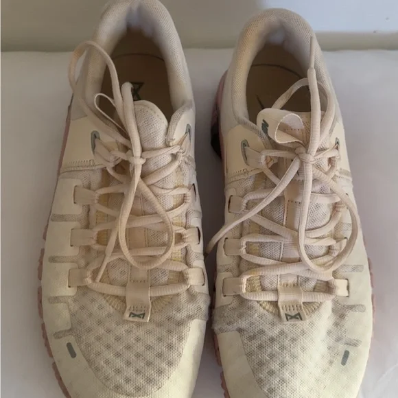 Nike Metcon 5 Women's Athletic Shoes for gym in Cream and Pink - Picture 6 of 8